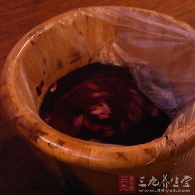 要調(diào)整好泡腳水的溫度