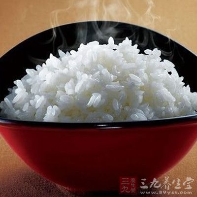 日常所吃的白米饭、白馒头、白面包等食物当中，钙的含量都很低