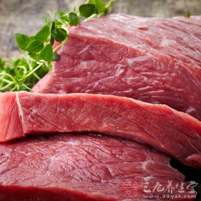牛肉含有丰富的铁元素，能够帮助美眉们滋润皮肤