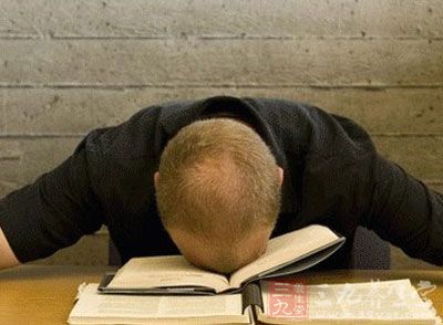 午睡醒来右手瘫了 原来是睡姿不正确