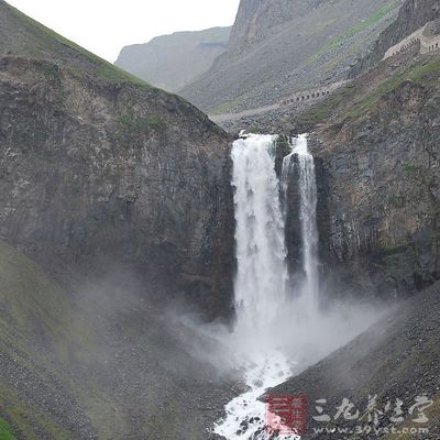 长白山是风光秀丽、景色迷人的关东第一山，景观绮丽迷人，驰名中外，登上群峰之冠，可谓“一览众山小”