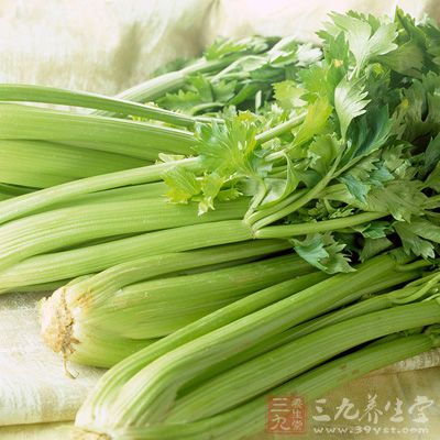 而蔬菜中的青菜、大蔥、芹菜、毛豆等含鉀也很豐富