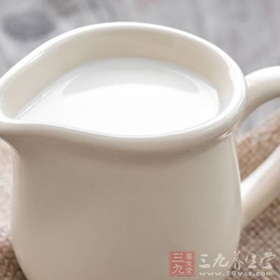 每次用4～5滴纯牛奶+盐