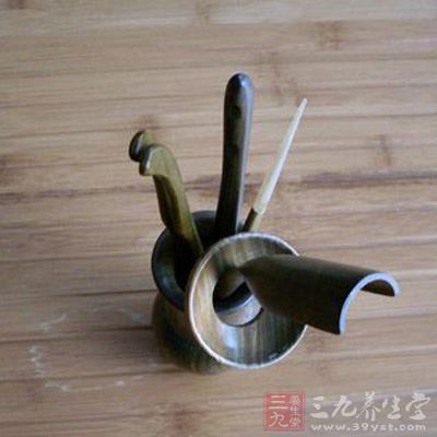 容则：摆放茶则、茶匙、茶夹等器具的容器