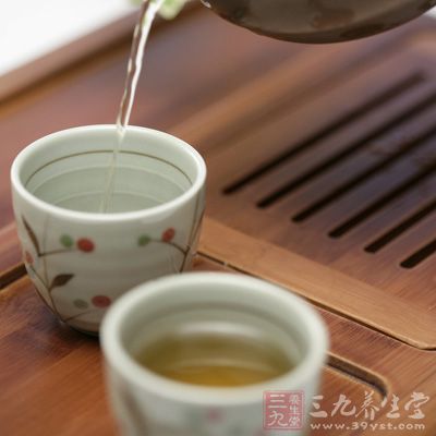 对于注重香气的乌龙茶、花茶，泡茶时，为了不使茶香散失，不但需要加盖，而且冲泡时间不宜长，通常2～3分钟即可