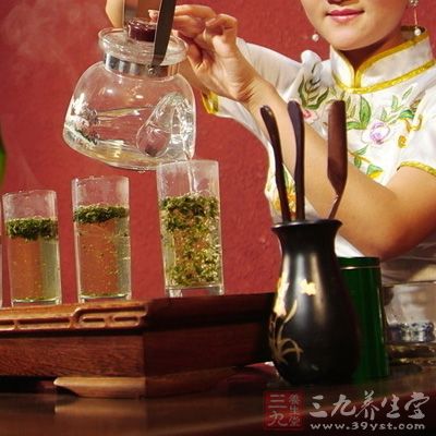 普通的红、绿茶类(包括花茶)，可大致掌握在1克茶冲泡50～60毫升水