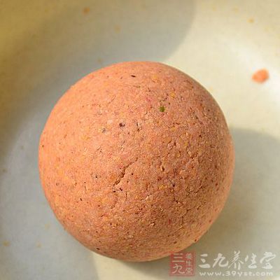 自制餌料要根據(jù)當(dāng)?shù)氐乃蚯闆r，利用當(dāng)?shù)赝辽灵L的植物性食料配制