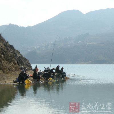 悬坠钓是用过(铅)坠的重量将鱼饵悬在水中或者水底的一种钓鱼方法，台钓是其中的一种悬坠钓法