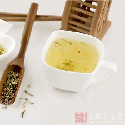 金銀花(或菊花)30克，加適量白糖，開水沖泡，涼后即可飲用