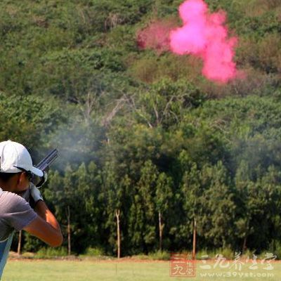 雙向飛碟，靶場為扇形，有8個射擊位置，兩端各設(shè)一個高、低拋靶房，房內(nèi)各設(shè)一臺拋靶機