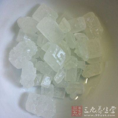 将柠檬搅汁，加冰糖适量饮用