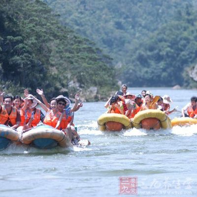 夏季漂流是现在新潮一族酷的休闲运动