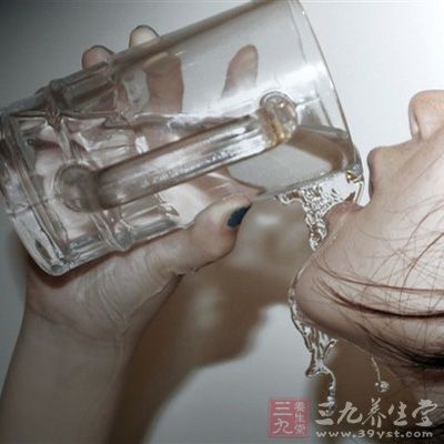 胃擴(kuò)張常為早期胃蠕動減弱時病人口渴飲多量水所致