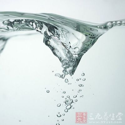 先用涼水把傷處沖洗干凈