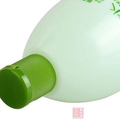 材料：絲瓜水適量，檸檬半個(gè)，牛奶適量