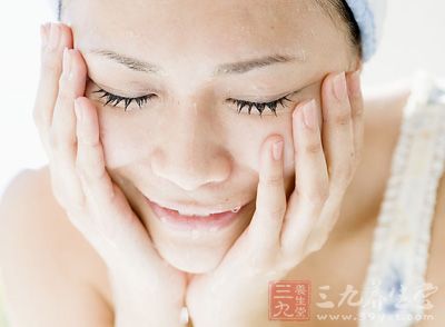 很多美眉都特别重视皮肤的保湿护理