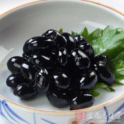 黑豆、發(fā)菜、黑木耳等黑色食物，含有豐富鐵質(zhì)