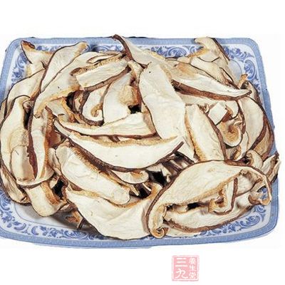 加入香菇丝煮5分钟，再加入鸡肉丝煮滚