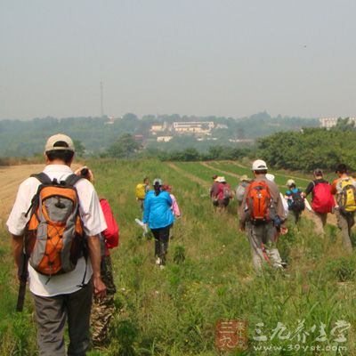 长途旅程的同学要尽量结伴旅行，不要单独回家，特别是女孩子