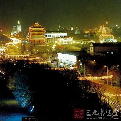 北京的夜景应该用端庄、美丽来形容，天安门广场像一颗耀眼的明星，华灯齐放，辉煌灿烂，古代建筑井然有序、错落有致