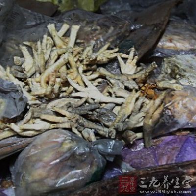 这些来历不明的的肉品通过批发市场,进入大排档、餐馆,甚至超市 这些来历不明的的肉品通过批发市场,进入大排档、餐馆,甚至超市