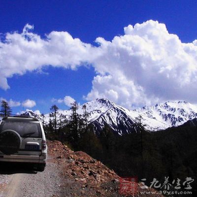 明永冰川直接發(fā)育于梅里雪山主峰卡瓦格博峰