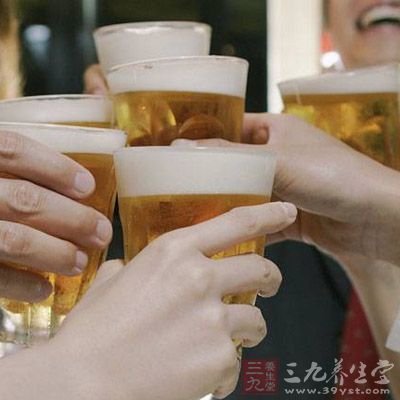 大量飲用啤酒，使胃黏膜受損