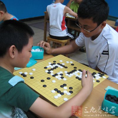 棋子的气：一个棋子在棋盘上，与它直线紧邻的空点是这个棋子的“气”