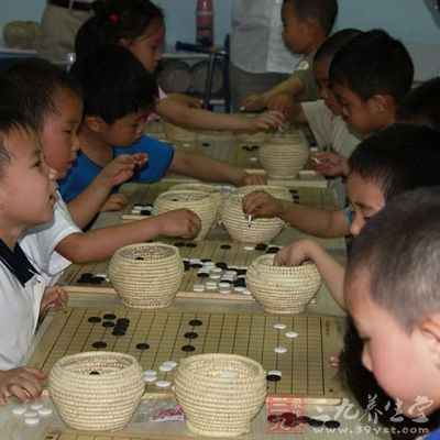 学习围棋能使幼儿意志更加坚强，面对困难更加勇敢