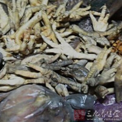 看皮肤如果鸡爪掰开后皮肤很薄甚至透明很脆 看皮肤如果鸡爪掰开后皮肤很薄甚至透明很脆