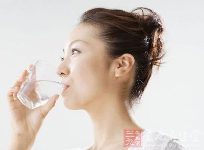 多喝水有什么好处 多喝水的正确方法