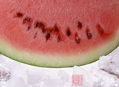 吃冰西瓜牙酸痛并非都是牙敏感 也可能是牙隐