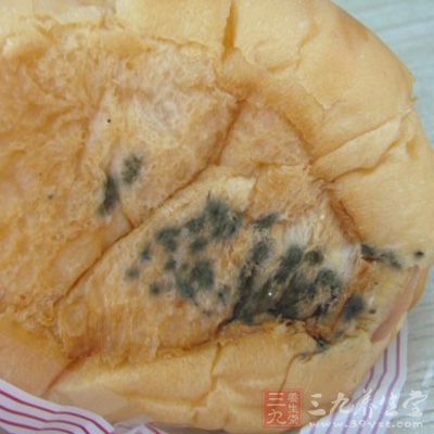 这种环境下，食物极易发生霉变，食用后会引起急、慢性中毒