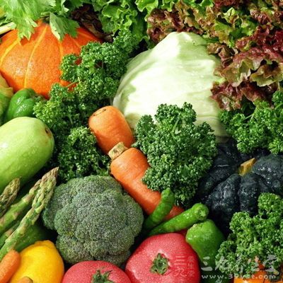 更多地摄入蔬菜，谷物和淀粉这些高纤维食物