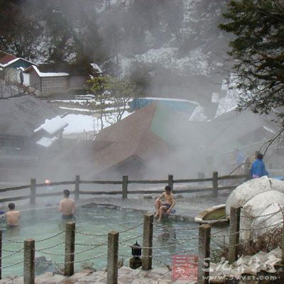 四川稻城雪山下泡湯