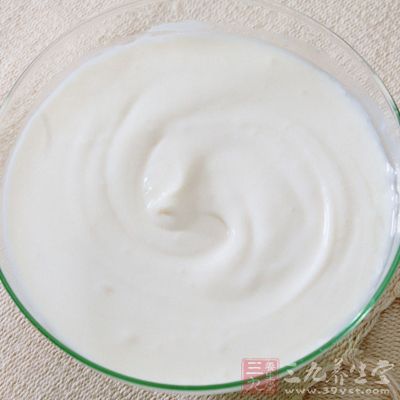 如果你每天有吃酸奶的习惯，还可以将红枣掰碎撒在酸奶上食用