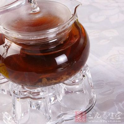 茶葉3克，水沖泡5分鐘，微溫時沖蜂蜜5毫升，飯后飲