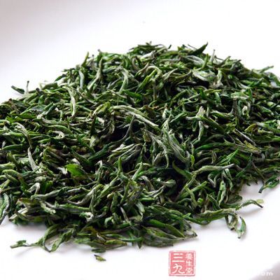 綠茶裝入白棉紙袋內(nèi)，外套牛皮紙袋，然后將小口陶壇洗凈晾干，下墊白紙，將綠茶茶葉袋置于小口陶壇內(nèi)，中間嵌于一二只石灰袋