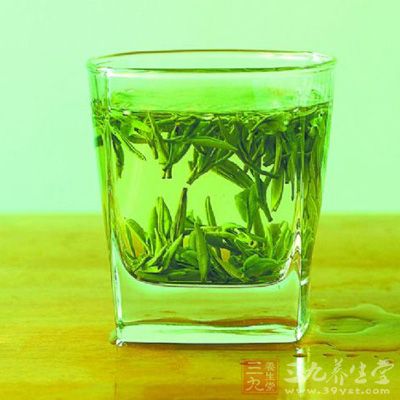 采用透明玻璃杯泡飲細嫩名綠茶，便于觀察茶在水中的緩慢舒展、游動、變幻過程