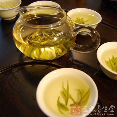 沖泡綠茶時(shí)，水溫控制在80℃～90℃左右