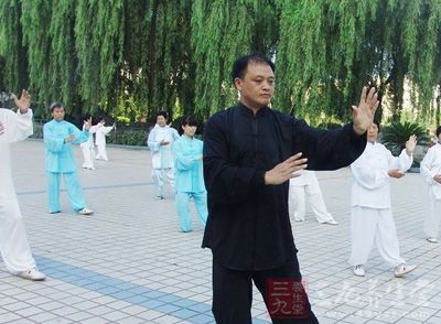 杨式太极拳中的三环套月分为上、中、下三环