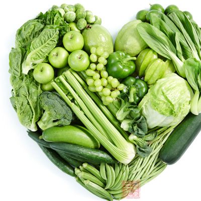 平时多食富含维生素A/C/F和纤维素的食物(如蔬菜、水果)