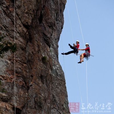 选择在至少10-12米高的位置进行练习，这样在整个系统中会有更多的延展性来吸收冲击力，也不会有发生坠地的可能