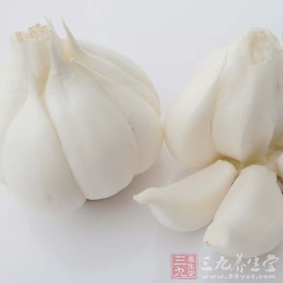 取20瓣大蒜，除去外皮