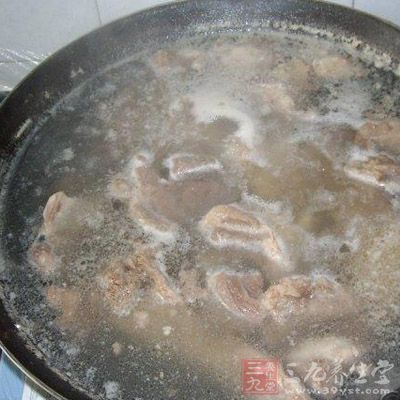 把羊肉焯水