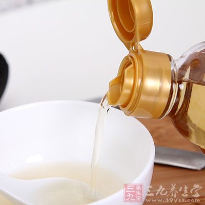 醋療法治狐臭用料：米醋100克，茴香粉5克