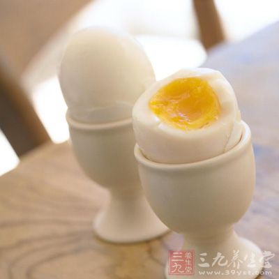 含蛋白质丰富的食物有蛋类、乳类