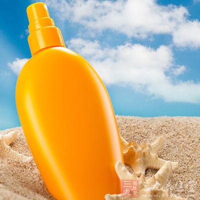 很多人去沙滩的时候都会涂抹防晒霜，但是你知道吗?在这样炎热的夏季，出门都是需要做好防晒工作的