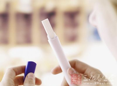 在月经延迟7天后，用“孕早知试条”测试尿液，若为阳性很有可能怀孕