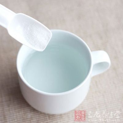 饮淡盐水;服蜜梨膏;饮橘皮糖茶